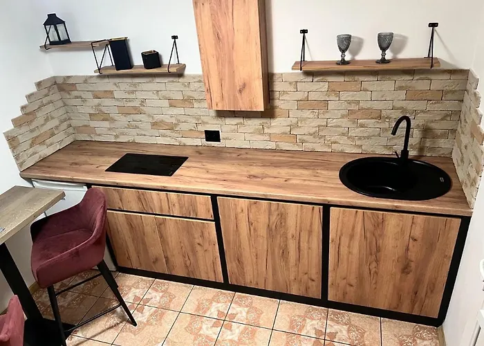 в центрі * إلفيف